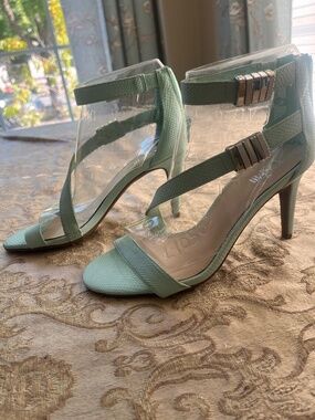 Sz 6 sandals 3 inch heels